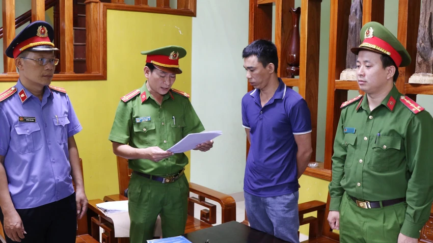 Cơ quan công an tống đạt quyết định khởi tố và khám xét nơi ở của Điệp. Ảnh: CAQB Cơ quan công an tống đạt quyết định khởi tố và khám xét nơi ở của Điệp. Ảnh: CAQB
