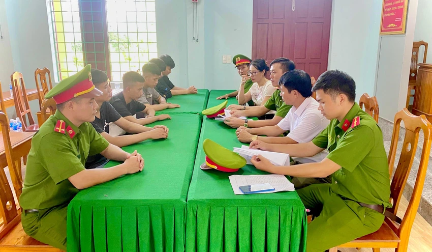 Các đối tượng tại cơ quan công an. Ảnh: CA. Các đối tượng tại cơ quan công an. Ảnh: CA.