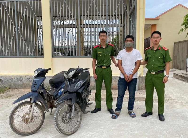 Trần Ánh Sáng cùng tang vật. Ảnh: CA Trần Ánh Sáng cùng tang vật. Ảnh: CA