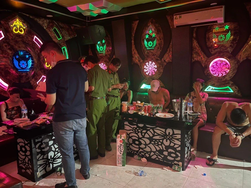 Các nam nữ “bay lắc” trong quán karaoke. Ảnh: CA. Các nam nữ “bay lắc” trong quán karaoke. Ảnh: CA.