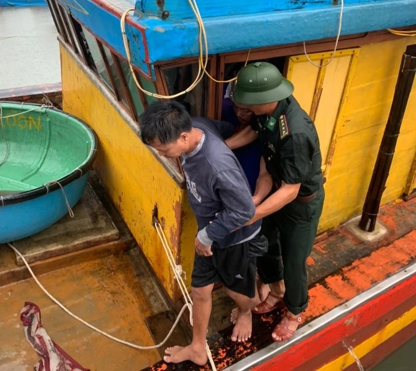 Các thuyền viên gặp nạn được đưa vào bờ an toàn. Ảnh: BĐBP.