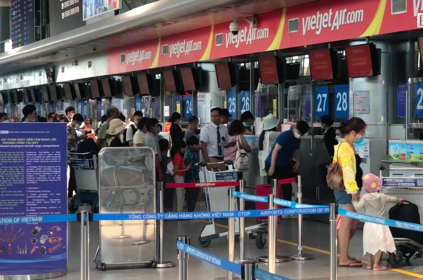 Lượng du khách qua sân bay Đà Nẵng tăng kỉ lục. Ảnh: NQ.