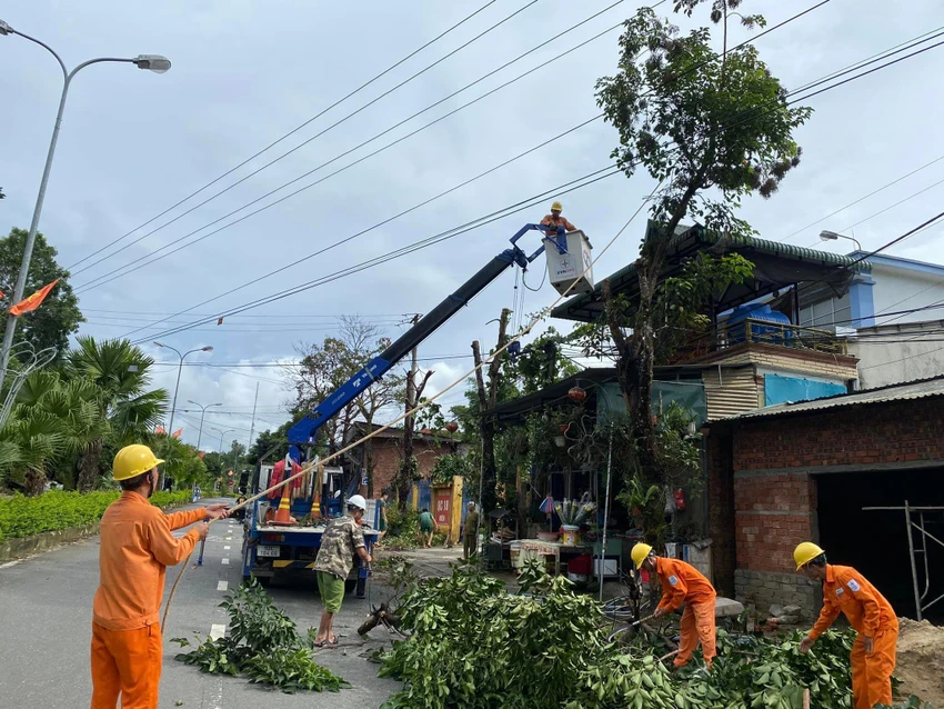Cắt cành cây để giảm các thiệt hại, ảnh hưởng đường dây khi bão vào. Cắt cành cây để giảm các thiệt hại, ảnh hưởng đường dây khi bão vào.