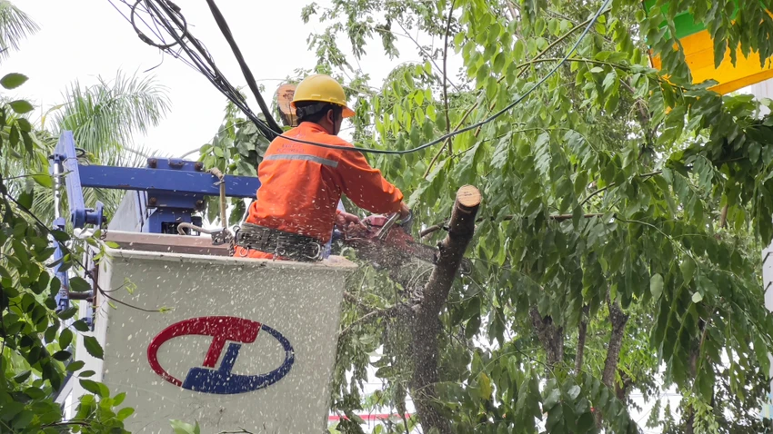 Công nhân điện lực đang khắc phục sự cố sau bão số 4. Ảnh: NT.