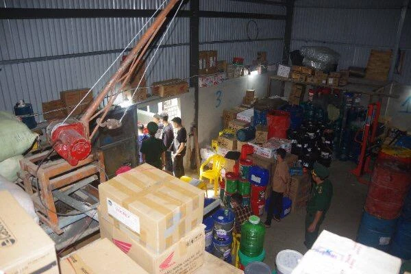 Kho dầu nhớt không rõ nguồn gốc được phát hiện. Ảnh: BPNN Kho dầu nhớt không rõ nguồn gốc được phát hiện. Ảnh: BPNN