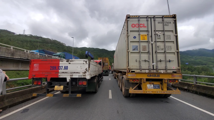 Đến trưa nay vẫn còn ách tắc kéo dài 1km. Ảnh: BẢO THIÊN. Đến trưa nay vẫn còn ách tắc kéo dài 1km. Ảnh: BẢO THIÊN.