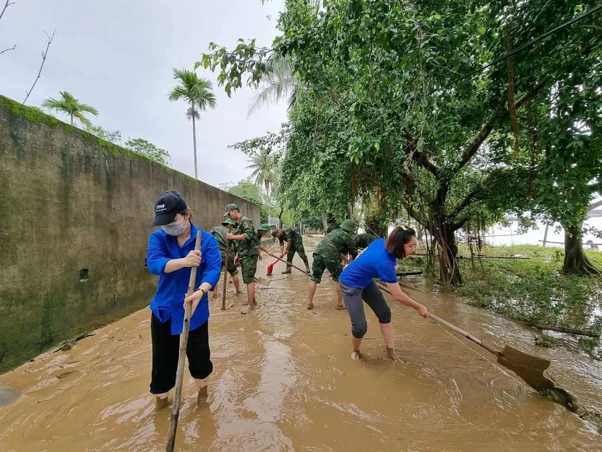 Lực lượng bộ đội cùng đoàn viên thanh niên TP Đà Nẵng đang xử lý bùn đất sau lũ do bão số 5 gây ra. Lực lượng bộ đội cùng đoàn viên thanh niên TP Đà Nẵng đang xử lý bùn đất sau lũ do bão số 5 gây ra.