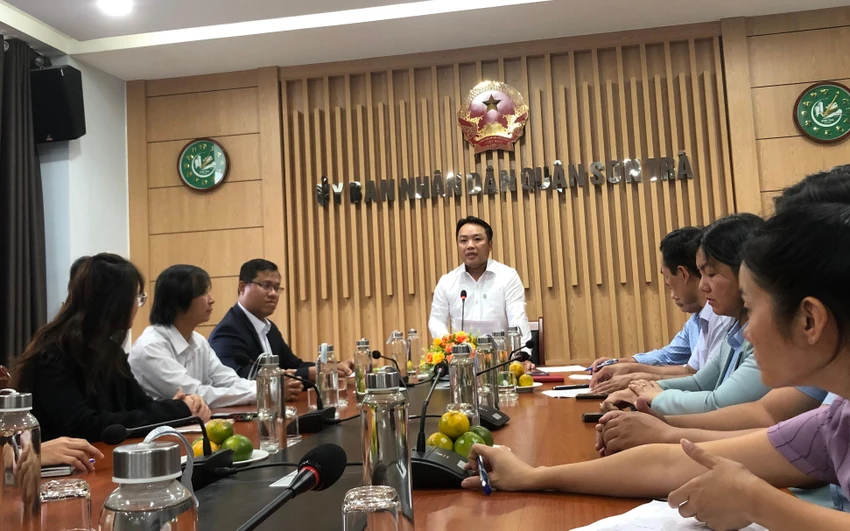 Ông Nguyễn Hoàng Việt, Phó chủ tịch UBND quận Sơn Trà công bố cuộc thi. Ảnh: LÊ PHI. Ông Nguyễn Hoàng Việt, Phó chủ tịch UBND quận Sơn Trà công bố cuộc thi. Ảnh: LÊ PHI.