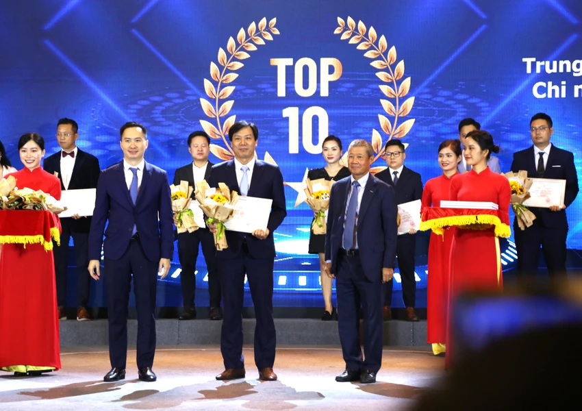 Ông Ngô Huy Chiến, Phó Giám đốc Trung tâm Sản xuất thiết bị đo điện tử Điện lực miền Trung nhận giải thưởng top 10 sản phẩm số tiềm năng. Ảnh: NT. Ông Ngô Huy Chiến, Phó Giám đốc Trung tâm Sản xuất thiết bị đo điện tử Điện lực miền Trung nhận giải thưởng top 10 sản phẩm số tiềm năng. Ảnh: NT.