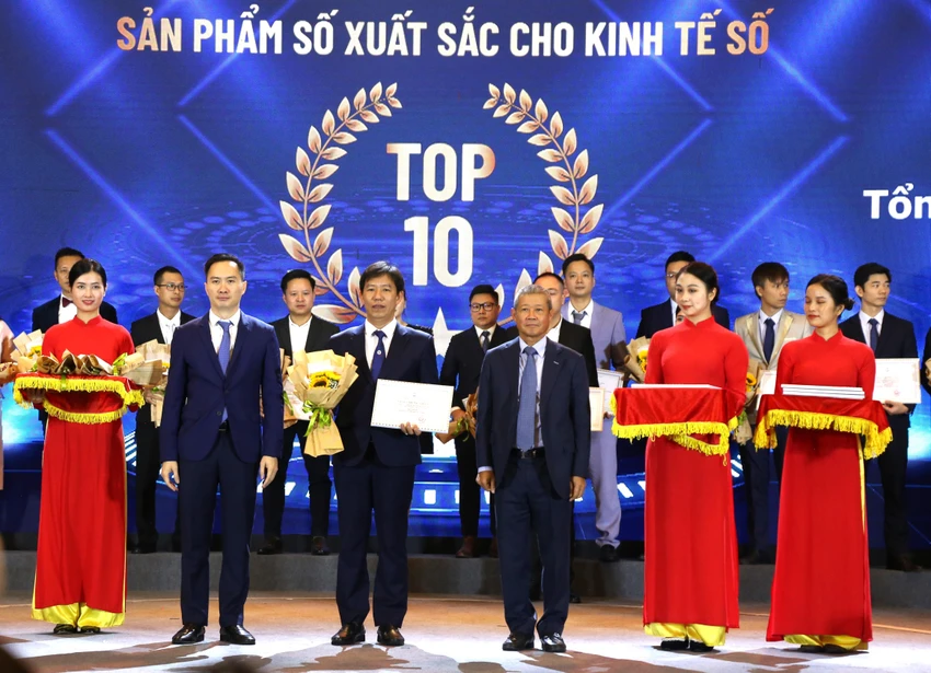 Ông Thái Thành Nam, Giám đốc Trung tâm Sản xuất thiết bị đo điện tử Điện lực miền Trung nhận giải thưởng top 10 sản phẩm kinh tế số. Ảnh: NT. Ông Thái Thành Nam, Giám đốc Trung tâm Sản xuất thiết bị đo điện tử Điện lực miền Trung nhận giải thưởng top 10 sản phẩm kinh tế số. Ảnh: NT.