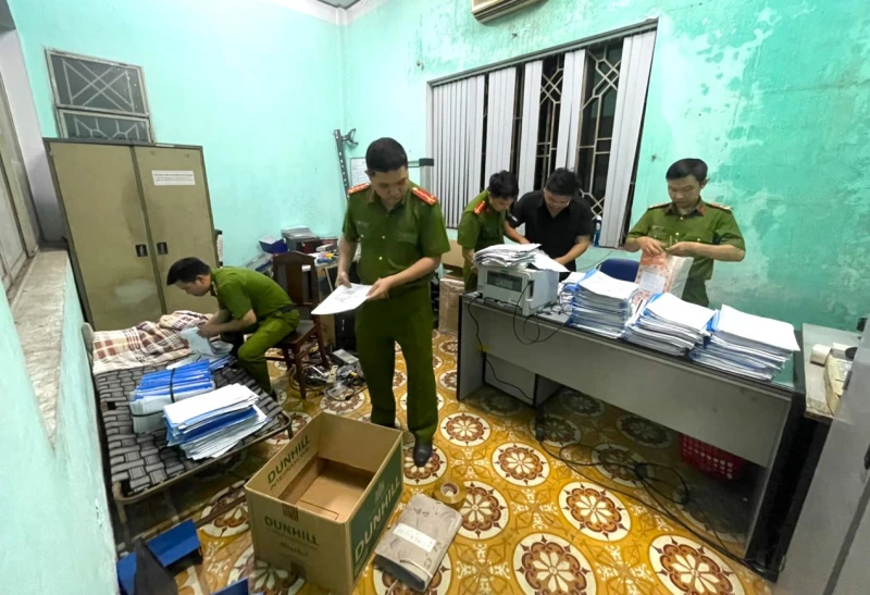 Công an đang khám xét trung tâm đăng kiểm thuộc Sở GTVT Đà Nẵng trong đêm. Ảnh: TL. Công an đang khám xét trung tâm đăng kiểm thuộc Sở GTVT Đà Nẵng trong đêm. Ảnh: TL.