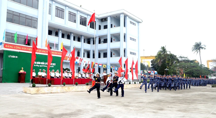 Duyệt đội ngũ trong lễ ra quân huấn luyện tại Quân cảng Vùng 3. Ảnh: HOÀNG DIỆU.