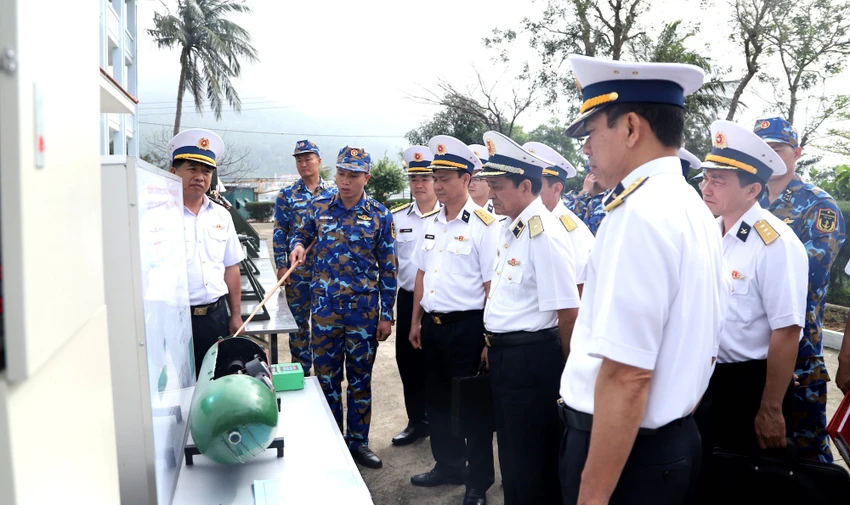 Các đại biểu tham quan mô hình học cụ tại Lữ đoàn 161, Vùng 3 Hải quân. Ảnh: HOÀNG DIỆU.