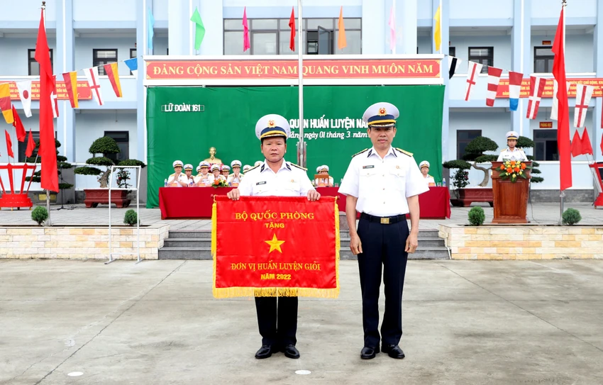 Thừa ủy quyền của Bộ trưởng Bộ Quốc phòng, Thủ trưởng Cục chính trị, Quân chủng Hải quân tặng cờ thi đua cho Lữ đoàn 161, Vùng 3 Hải quân. Ảnh: HOÀNG DIỆU