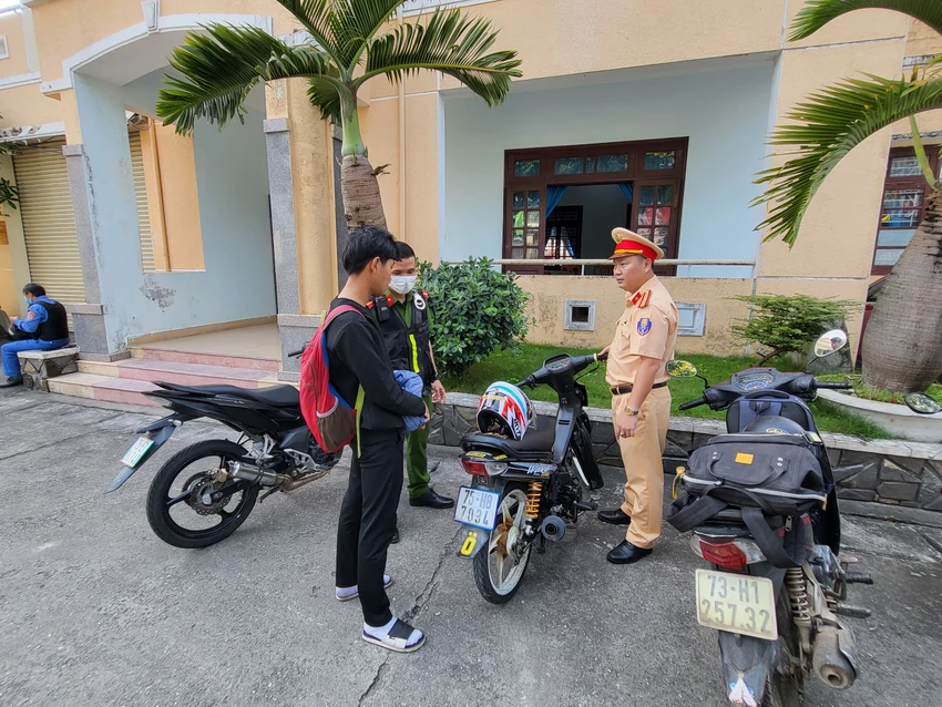Lực lượng CSGT Trạm CSGT cửa ô Hòa Hiệp xử lý các xe vi phạm. Ảnh: CA.