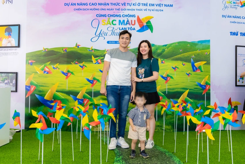 Nhiều gia đình trẻ hưởng ứng chiến dịch Nâng cao Nhận thức về tự kỉ ở trẻ em Việt Nam. Ảnh: ĐT. Nhiều gia đình trẻ hưởng ứng chiến dịch Nâng cao Nhận thức về tự kỉ ở trẻ em Việt Nam. Ảnh: ĐT.