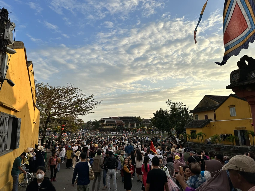 Du khách đến Hội An chen chúc tại khu vực Chùa Cầu, hạ tầng quá tải. Ảnh: LÊ PHI. Du khách đến Hội An chen chúc tại khu vực Chùa Cầu, hạ tầng quá tải. Ảnh: LÊ PHI.