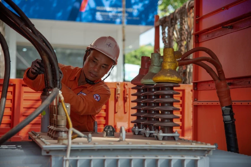 Công nhân ngành điện đảm bảo cấp điện cho kỳ thi. Ảnh: NT.