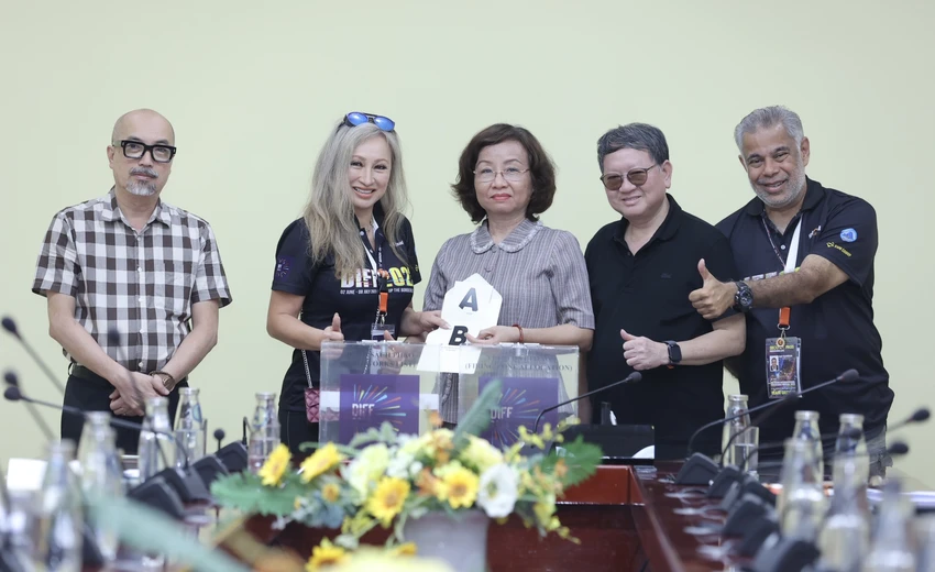 Ban tổ chức bốc thăm thứ tự đội bắn trong đêm chung kết. Ảnh: S.G Ban tổ chức bốc thăm thứ tự đội bắn trong đêm chung kết. Ảnh: S.G