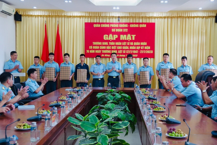 Thượng tá Bùi Đình Hậu - Phó Sư đoàn trưởng, Tham mưu trưởng sư đoàn và Thượng tá Đinh Đức Việt - Phó Chính uỷ sư đoàn trao quà cho các gia đình có hoàn cảnh đặc biệt khó khăn. Thượng tá Bùi Đình Hậu - Phó Sư đoàn trưởng, Tham mưu trưởng sư đoàn và Thượng tá Đinh Đức Việt - Phó Chính uỷ sư đoàn trao quà cho các gia đình có hoàn cảnh đặc biệt khó khăn.