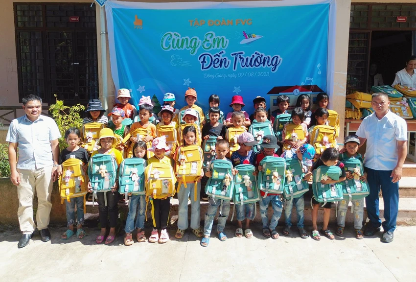 Các phần quà ý nghĩa dành cho các em học sinh nghèo trước thềm năm học mới. Ảnh: P.THẢO Các phần quà ý nghĩa dành cho các em học sinh nghèo trước thềm năm học mới. Ảnh: P.THẢO