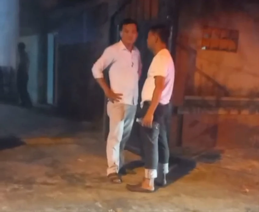 Người nhà nạn nhân “năn nỉ” ông L.V.D tạo điều kiện để chở thi thể về quê. Ảnh: NV. Người nhà nạn nhân “năn nỉ” ông L.V.D tạo điều kiện để chở thi thể về quê. Ảnh: NV.