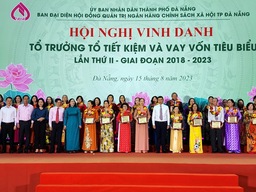 Các tổ trưởng Tổ TK&VV được vinh danh. Ảnh: MINH TRƯỜNG Các tổ trưởng Tổ TK&VV được vinh danh. Ảnh: MINH TRƯỜNG