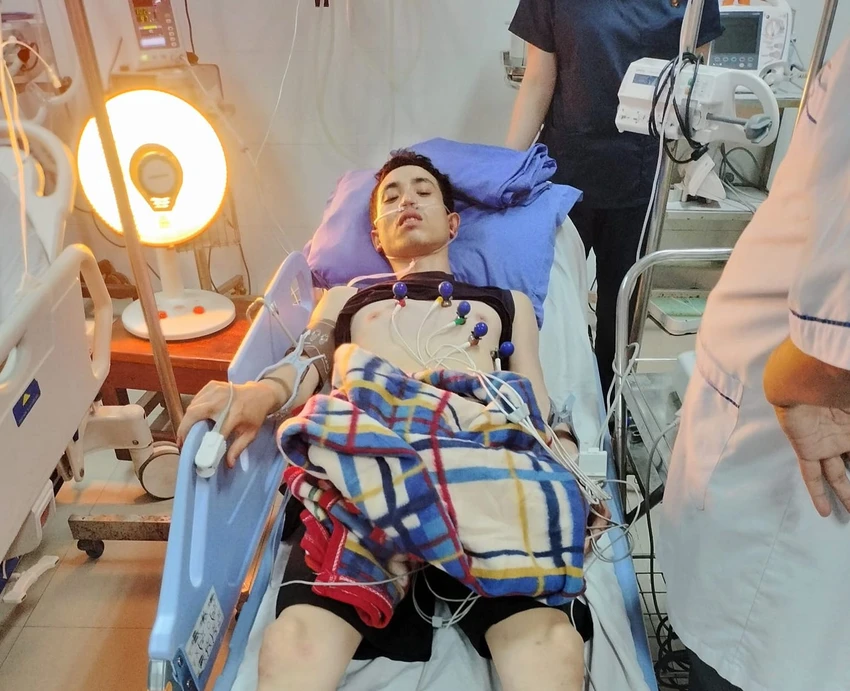 Sau khi bơi cứu người thì anh Vũ cũng kiệt sức và phải nhập viện. Ảnh: NB. Sau khi bơi cứu người thì anh Vũ cũng kiệt sức và phải nhập viện. Ảnh: NB.