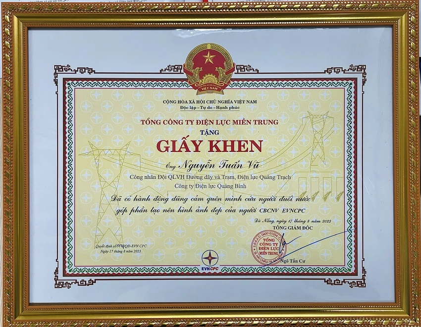 Tổng giám đốc EVNCPC Ngô Tấn Cư tặng bằng khen và thưởng 5 triệu đồng động viên anh Vũ. Ảnh: NB. Tổng giám đốc EVNCPC Ngô Tấn Cư tặng bằng khen và thưởng 5 triệu đồng động viên anh Vũ. Ảnh: NB.