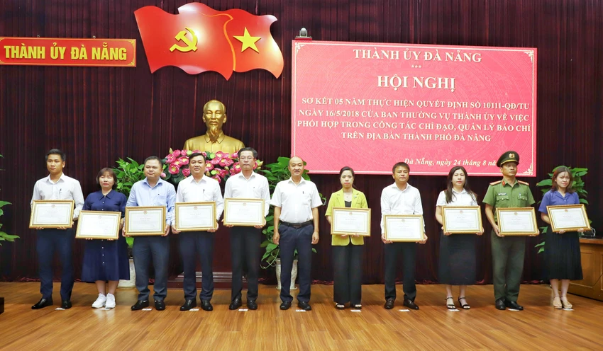 10 cá nhân được khen thưởng. Ảnh: LP.