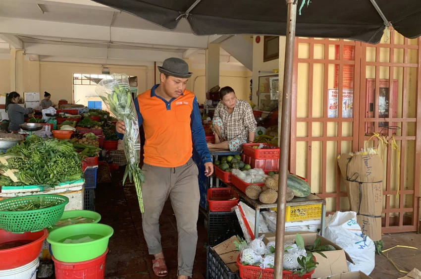 Người dân phải cân đo, đong đếm nhiều hơn khi đi chợ vì giá cả ở Cù Lao Chàm tăng mạnh. Ảnh: MT. Người dân phải cân đo, đong đếm nhiều hơn khi đi chợ vì giá cả ở Cù Lao Chàm tăng mạnh. Ảnh: MT.