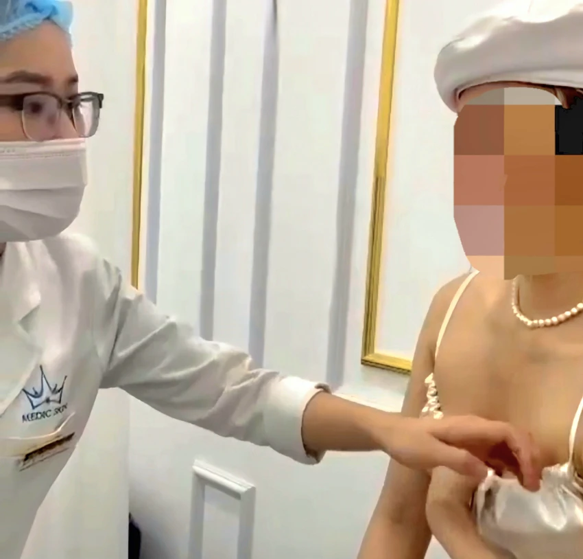 Một người tự nhận là bác sĩ của cơ sở Medic Skin trực tiếp thăm khám cho chị T. Ảnh: NVCC Một người tự nhận là bác sĩ của cơ sở Medic Skin trực tiếp thăm khám cho chị T. Ảnh: NVCC