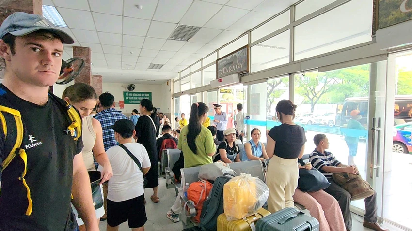 Ga tàu Đà Nẵng đông người chờ đợi đến giờ lên tàu. Ảnh: MT.