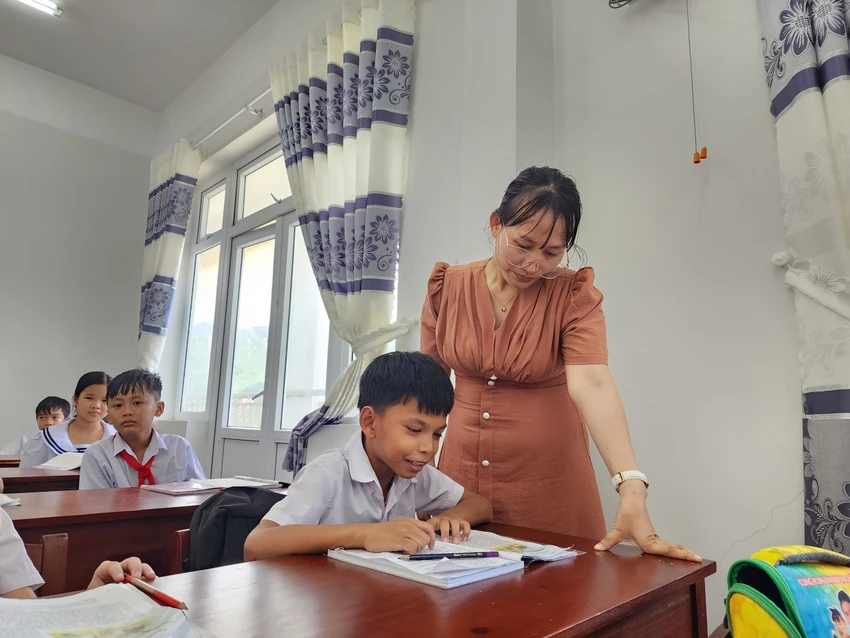 Em Bùi Văn Tuấn có nhà cách trường gần 9km nhưng vẫn được bố mẹ đưa đi học đầy đủ. Ảnh: MT.