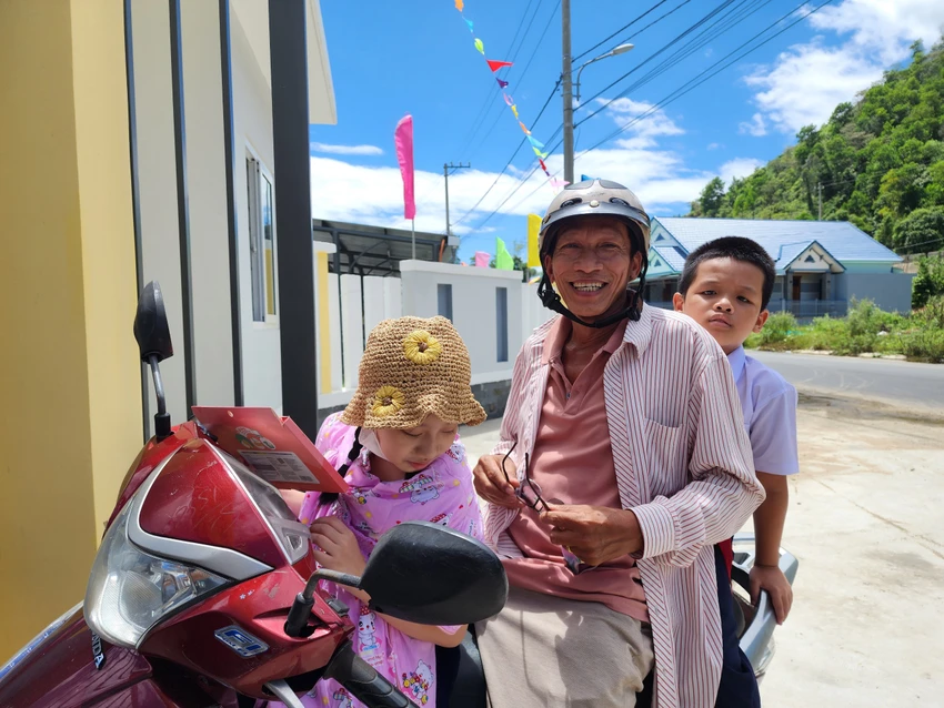 Ông Trần Anh (60 tuổi, thôn Nam Yên) chở cháu đi học ở điểm trường mới vì trường khang trang hơn, đầy đủ trang thiết bị hơn. Ảnh: MT.