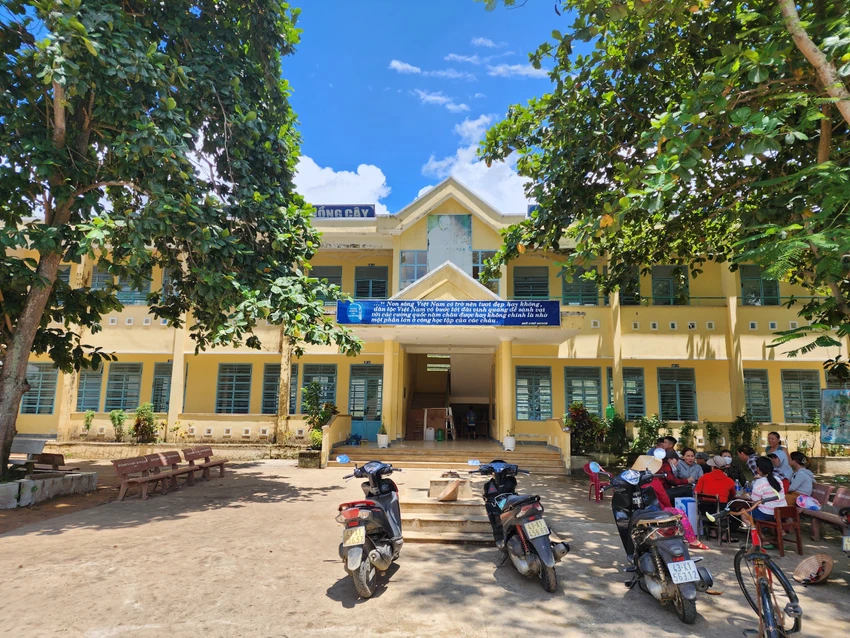 Ngôi trường cũ có dấu hiệu xuống cấp, có nguy cơ mất an toàn cho học sinh và giáo viên. Ảnh: MT.