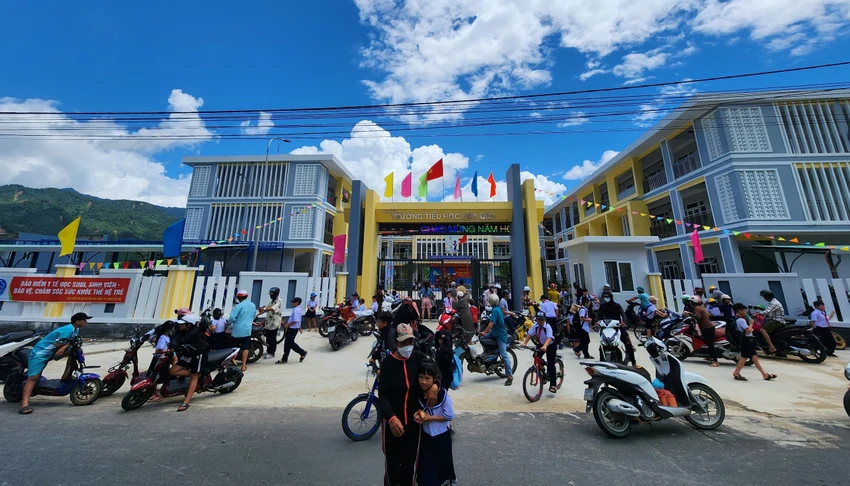 Ngôi trường mới được xây dựng khang trang với nhiều khối nhà lớn. Ảnh: MT.
