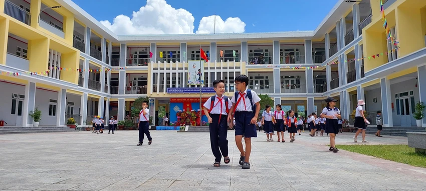 Ngôi trường được đầu tư xây dựng với ba tòa nhà ba tầng, cùng hàng chục phòng học trang thiết bị hiện đại. Ảnh: MT Ngôi trường được đầu tư xây dựng với ba tòa nhà ba tầng, cùng hàng chục phòng học trang thiết bị hiện đại. Ảnh: MT
