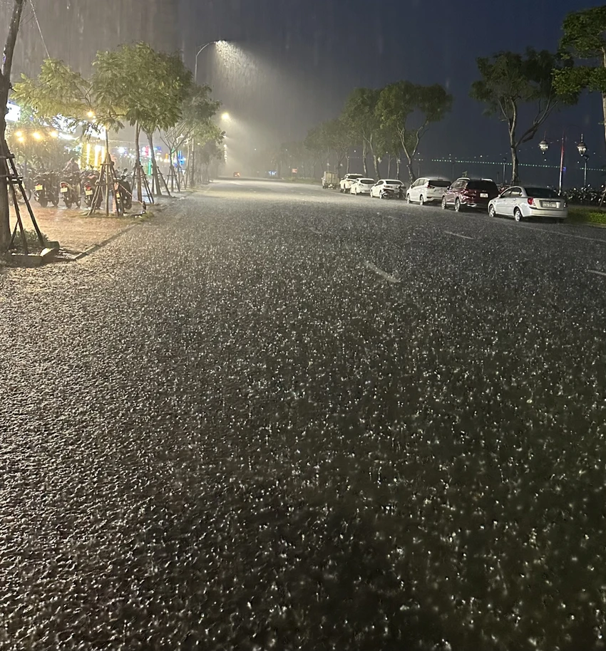 Mưa lớn gây ngập nhiều tuyến đường ở Đà Nẵng. Ảnh: MT Mưa lớn gây ngập nhiều tuyến đường ở Đà Nẵng. Ảnh: MT