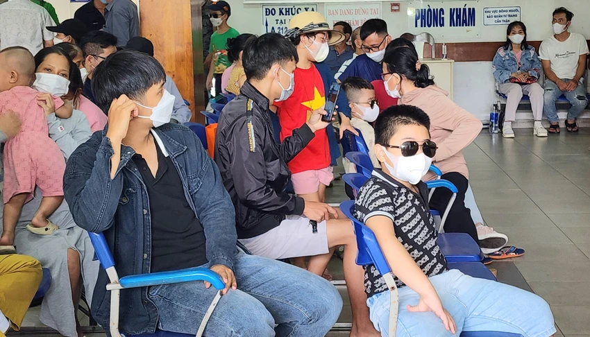 Hầu hết các bệnh nhân bị đau mắt đỏ đến khám là trẻ em. Ảnh: MT. Hầu hết các bệnh nhân bị đau mắt đỏ đến khám là trẻ em. Ảnh: MT.