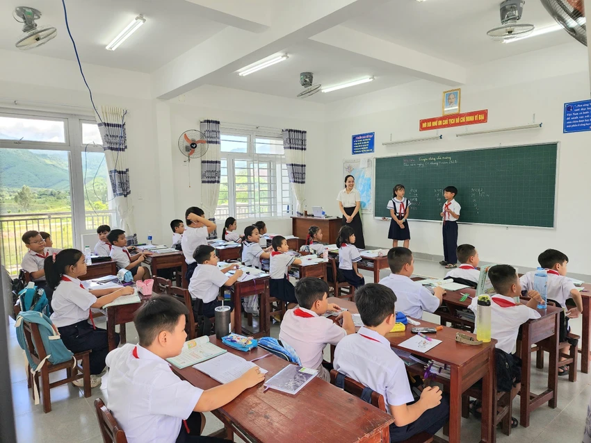 Cac-em-hoc-sinh-den-truong.JPG