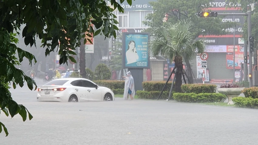 nuoc-lu-lam-duong-pho-ngap-sau-o-to-chet-may.jpg
