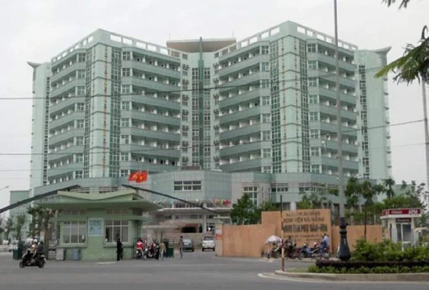 Người chồng lấy kéo đâm con ruột
