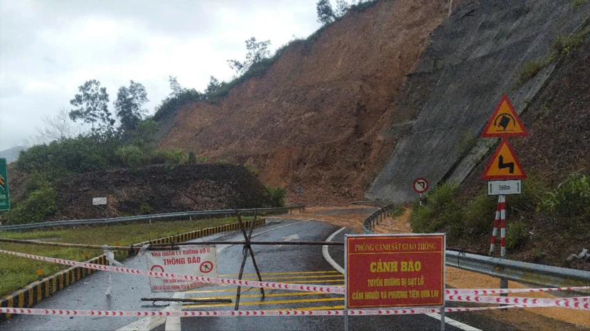 mua-lon-gay-sat-lo-duong-dan-len-cao-toc-la-son-tuy-loan-3-1845-9301.jpg