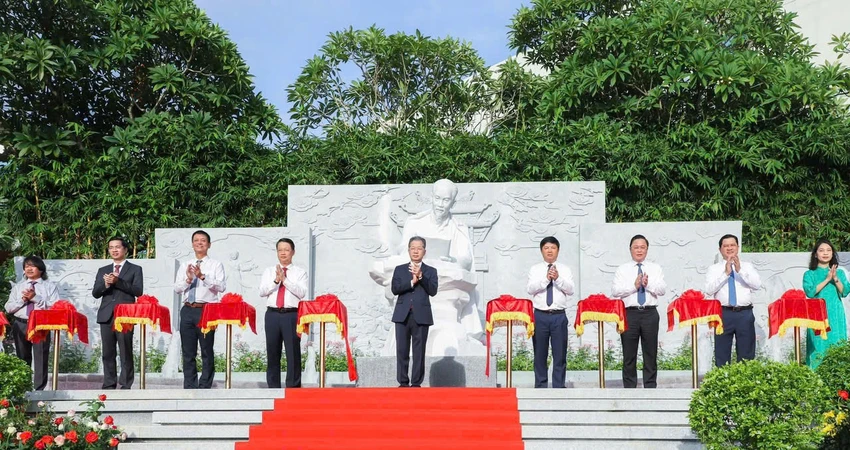 Tượng Bác Hồ