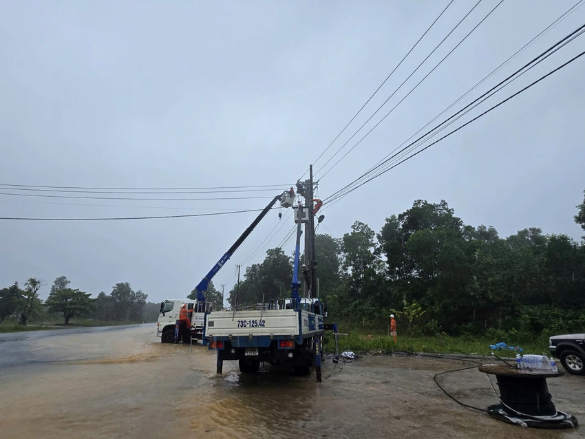 Cấp điện trở lại sau bão số 10