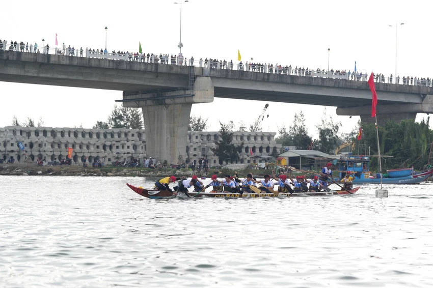 dua-thuyen-chao-nam-moi.jpg
