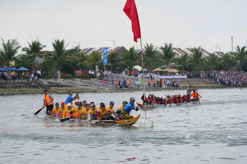 dua-thuyen-tren-song-thu-bon.jpg