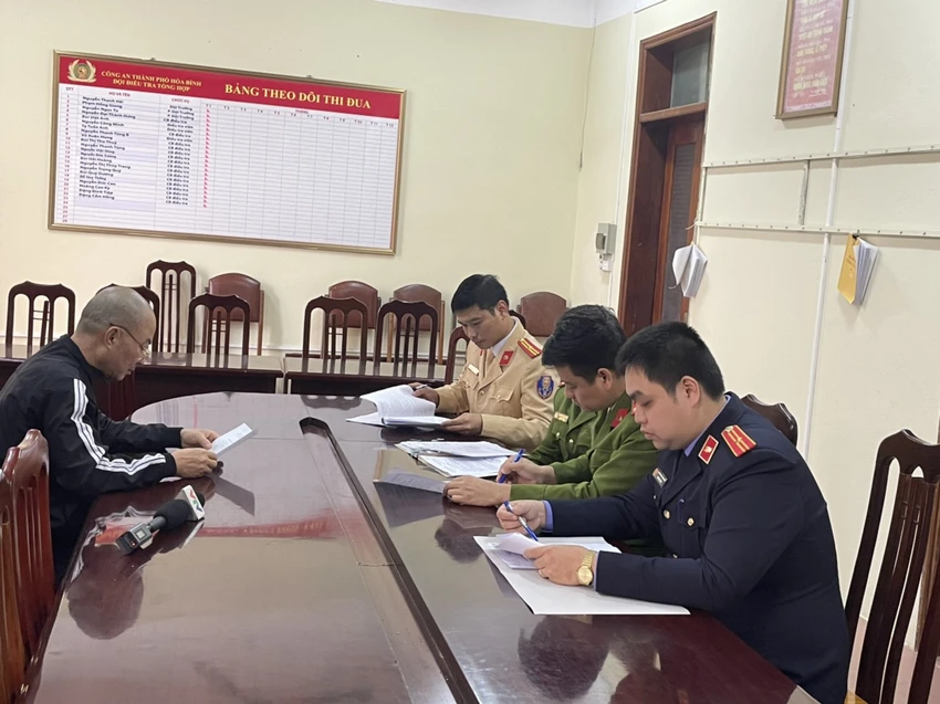 Cơ quan tố tụng tống đạt quyết định khởi tố vụ án, khởi tố bị can với tài xế Đỗ Đình Tám. Ảnh: Cục CSGT Cơ quan tố tụng tống đạt quyết định khởi tố vụ án, khởi tố bị can với tài xế Đỗ Đình Tám. Ảnh: Cục CSGT