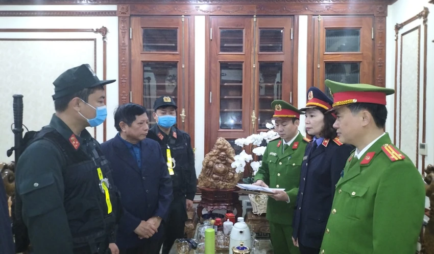 Cơ quan Cảnh sát điều tra Công an tỉnh Hà Nam đọc quyết định khởi tố, tạm giam với ông Vũ Hữu Song. Ảnh: Công an tỉnh Hà Nam Cơ quan Cảnh sát điều tra Công an tỉnh Hà Nam đọc quyết định khởi tố, tạm giam với ông Vũ Hữu Song. Ảnh: Công an tỉnh Hà Nam